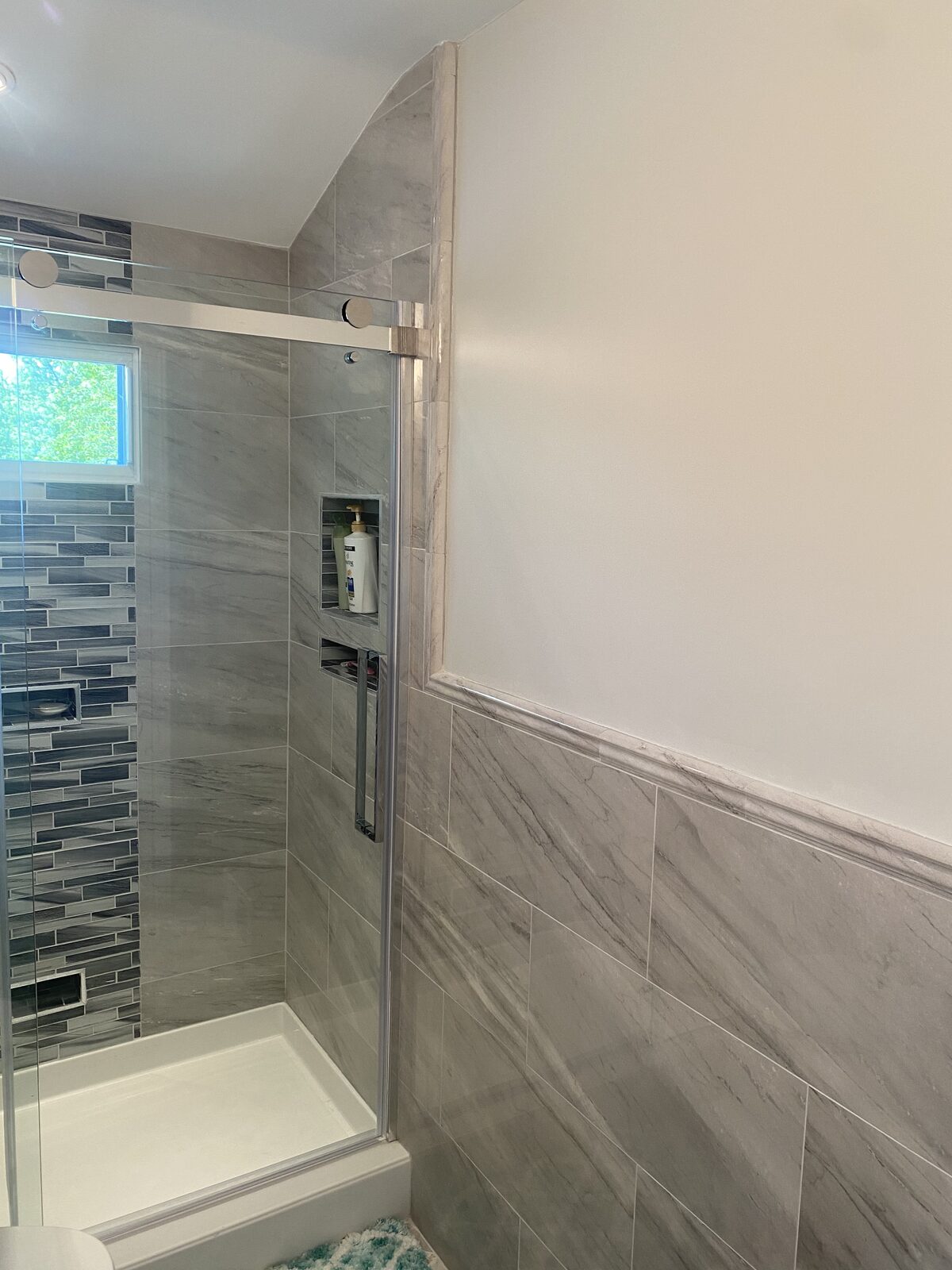 Tiled shower and tub surround